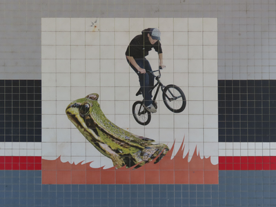 912847 Afbeelding van een tegelplateau met een afbeelding van een jonge biker, met onderop een groene kikker, in de ...